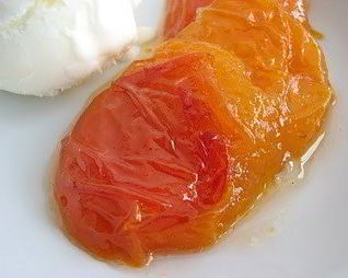 Абрикосы в ромашковом сиропе со сметанным мороженым