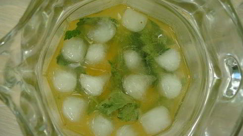 апельсиновый напиток с мелиссой