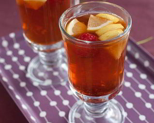 Имбирный чай с клубникой