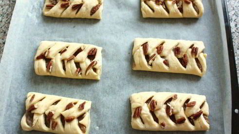 датские булочки с пеканом и кленовым сиропом