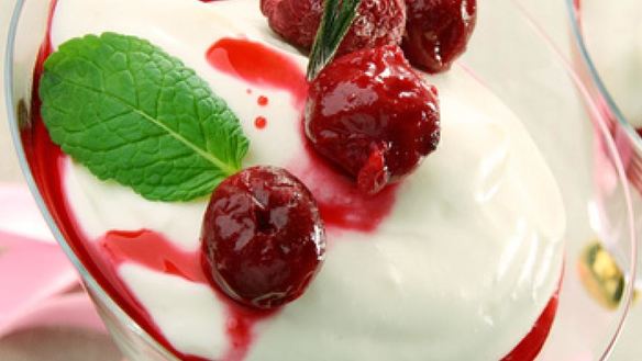 Рецепт Йогуртовая панна-котта с вишневым сиропом