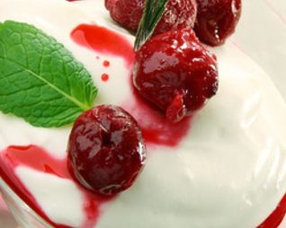 Йогуртовая панна-котта с вишневым сиропом