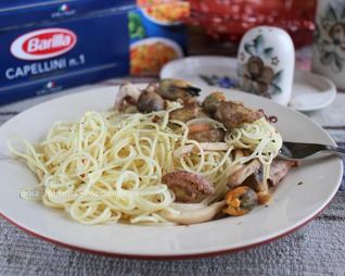 Капеллини с морским коктейлем и шампиньонами