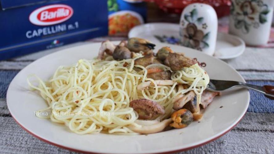 Рецепт капеллини с морским коктейлем и шампиньонами