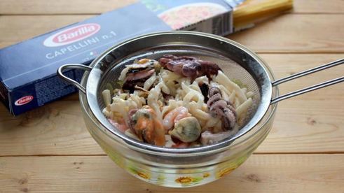 капеллини с морским коктейлем и шампиньонами