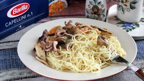 капеллини с морским коктейлем и шампиньонами