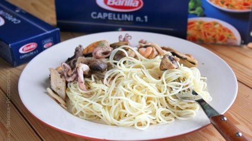 капеллини с морским коктейлем и шампиньонами