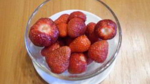 клубничный коктейль в блендере