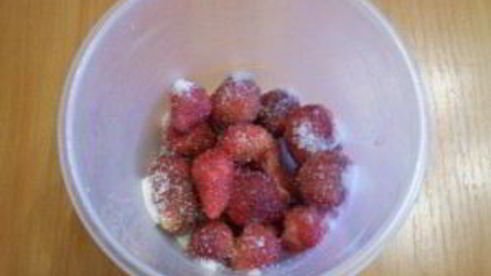 клубничный коктейль в блендере