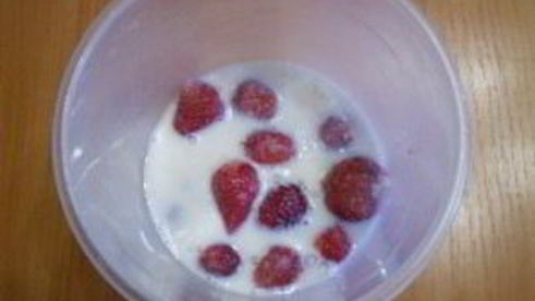 клубничный коктейль в блендере