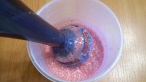 клубничный коктейль в блендере