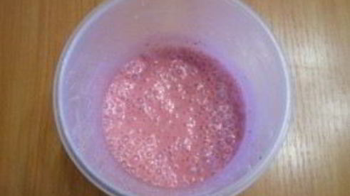 клубничный коктейль в блендере