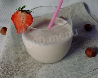 Коктейль бананово-клубничный