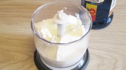 коктейль с мороженым и блю кюрасао