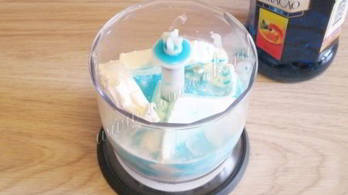 коктейль с мороженым и блю кюрасао