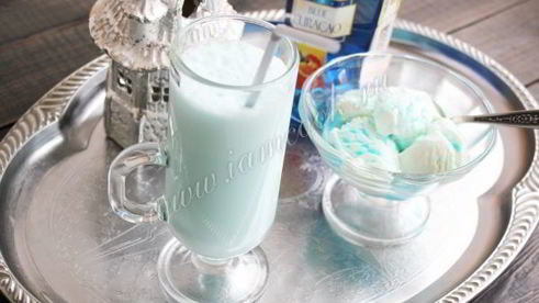 коктейль с мороженым и блю кюрасао