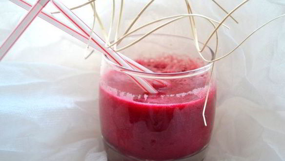 Рецепт Коктейль свекольно-томатный с сельдереем, базиликом и авокадо