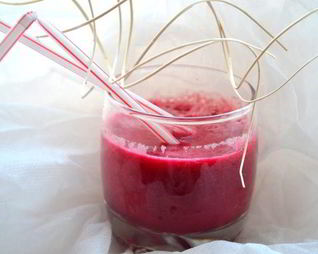 Коктейль свекольно-томатный с сельдереем, базиликом и авокадо