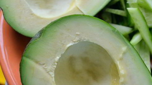 коктейль свекольно-томатный с сельдереем, базиликом и авокадо