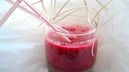 коктейль свекольно-томатный с сельдереем, базиликом и авокадо