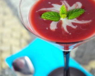 Малиново-лимонный коктейль с медом и сахаром