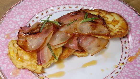 Рецепт Оладушки из поленты с обжаренным салом и кленовым сиропом