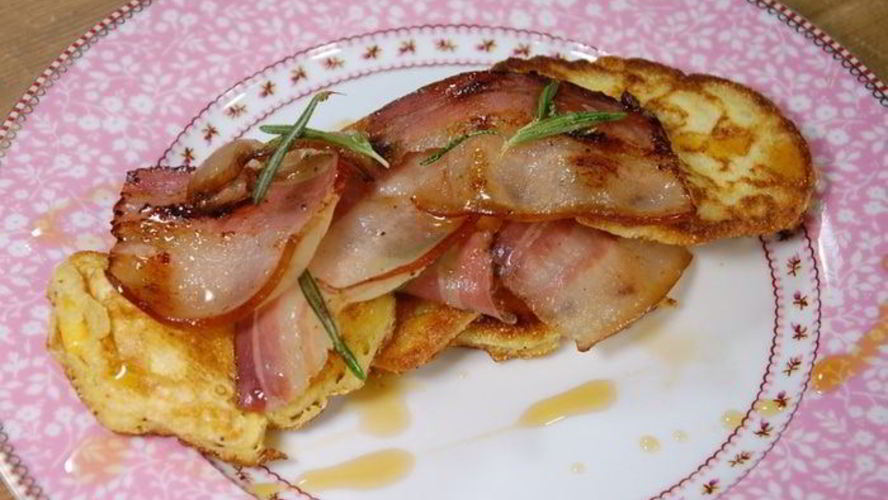 Рецепт оладушки из поленты с обжаренным салом и кленовым сиропом