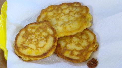 оладушки из поленты с обжаренным салом и кленовым сиропом