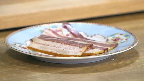 оладушки из поленты с обжаренным салом и кленовым сиропом