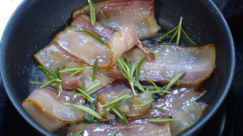 оладушки из поленты с обжаренным салом и кленовым сиропом