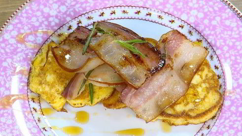 оладушки из поленты с обжаренным салом и кленовым сиропом