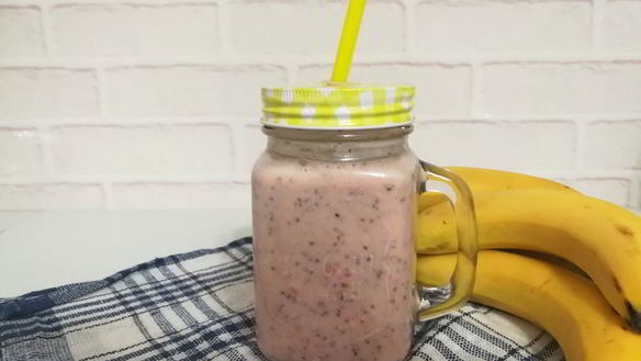 Рецепт Бананово-клубничный смузи с семенами чиа