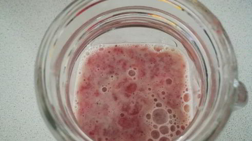 бананово-клубничный смузи с семенами чиа