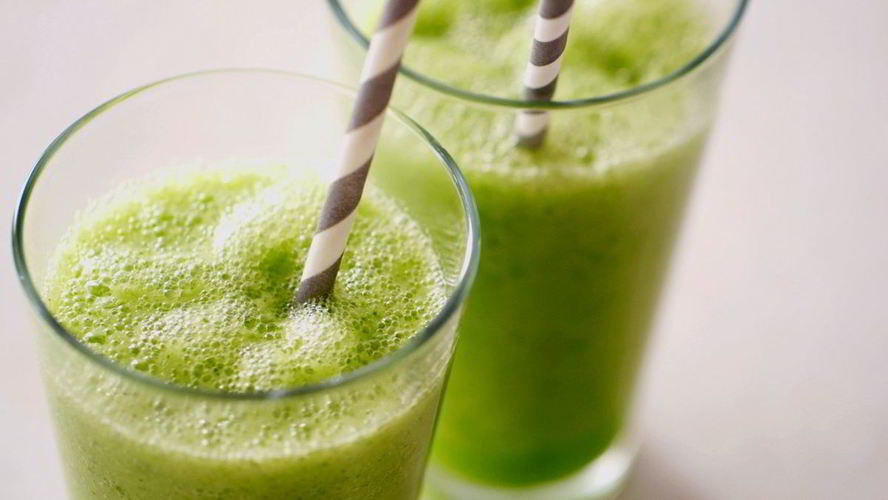 Рецепт полезный смузи с фруктами и шпинатом