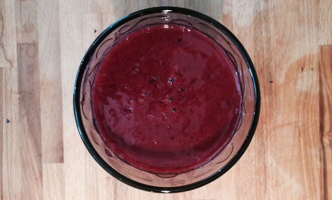 Смузи из черной смородины, банана и нектарина