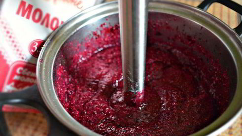 смузи из черной смородины, овсяных хлопьев и киноа