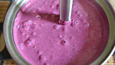 смузи из черной смородины, овсяных хлопьев и киноа