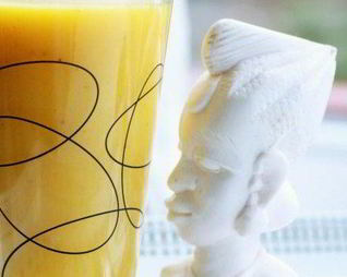 Смузи из манго, банана и кардамона