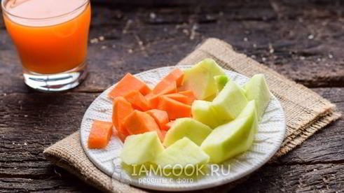 смузи из сельдерея с апельсиновым соком, морковью и яблоком