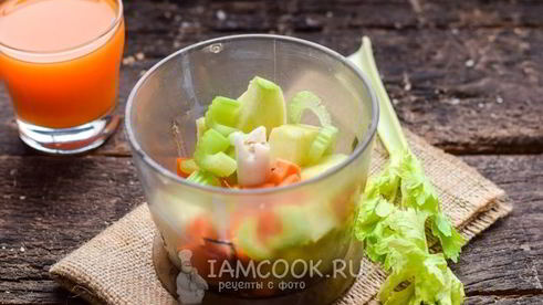смузи из сельдерея с апельсиновым соком, морковью и яблоком