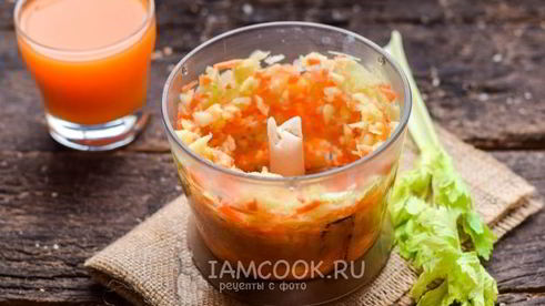 смузи из сельдерея с апельсиновым соком, морковью и яблоком