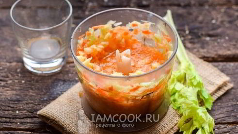 смузи из сельдерея с апельсиновым соком, морковью и яблоком