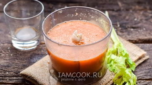 смузи из сельдерея с апельсиновым соком, морковью и яблоком