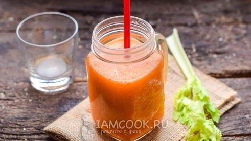 смузи из сельдерея с апельсиновым соком, морковью и яблоком