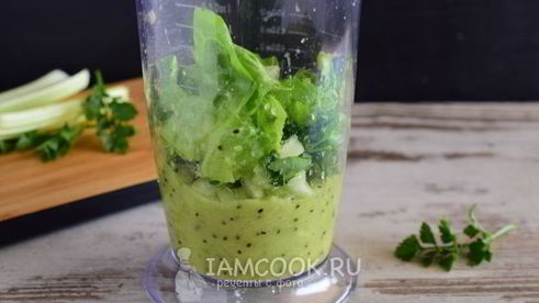 смузи из сельдерея, яблока и киви