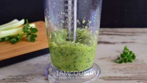 смузи из сельдерея, яблока и киви