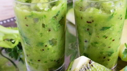 смузи из сельдерея, яблока и киви
