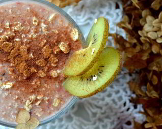 Смузи с киви, бананом и брусникой