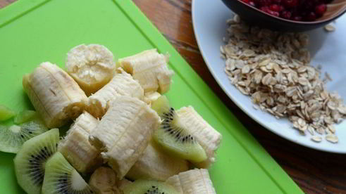 смузи с киви, бананом и брусникой