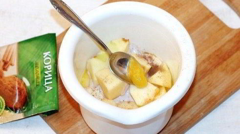 смузи с корицей, отрубями и фруктами